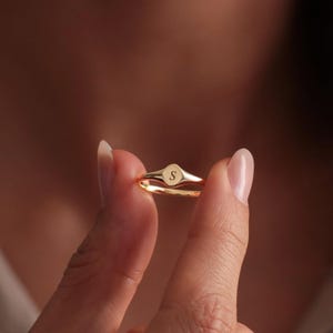 Anillo de sello inicial personalizado, anillo de oro o plata 925, joyería minimalista grabada para mujer, anillo de oro fino, regalo para ella, anillo de sello ovalado