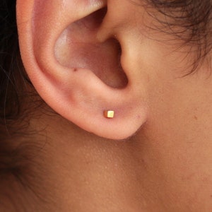 Boucles d'oreilles minimalistes, plaqués or, bijou géométrique, boucles carrés, petites boucles, boucles minuscules, boucles femmes