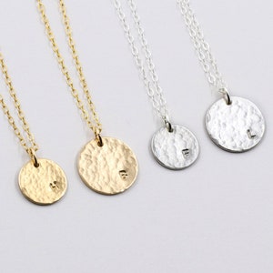 Collar delicado, medallón martillado, collar personalizado, oro o plata, collar grabado, collar carta, regalo cumpleaños, collar mujer