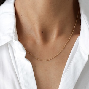 Collier or femme, collier satellite, collier minimaliste, collier perlé, collier superposé, collier délicat, collier ras de cou image 1