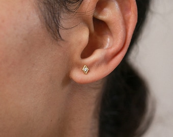 Puces délicates, boucles d'oreilles minimalistes, argent massif, puces simples, ensemble de boucles, forme losange, bijou tous les jours