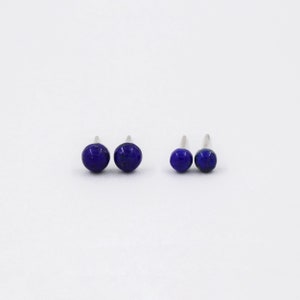 Boucles d'oreilles lapis lazuli, petites puces argent, bijou pierre, boucles simples, puces bohèmes, puces tous les jours, puces élégantes image 2