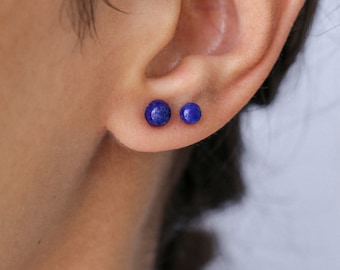 Boucles d'oreilles lapis lazuli, petites puces argent, bijou pierre, boucles simples, puces bohèmes, puces tous les jours, puces élégantes