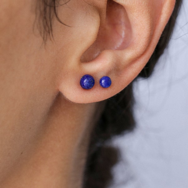 Boucles d'oreilles lapis lazuli, petites puces argent, bijou pierre, boucles simples, puces bohèmes, puces tous les jours, puces élégantes