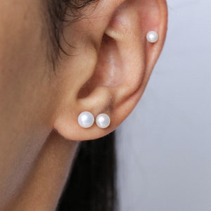 Boucles d'oreilles perle blanche, puces perle 4-5mm, boucles d'oreilles argent, petite puce perle, perle authentique, puces minimalistes image 3