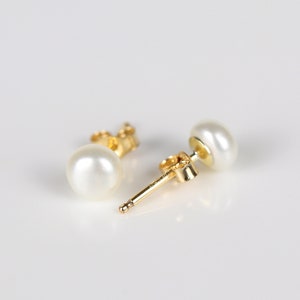 Orecchini d'oro, scaglie di perle d'acqua dolce, perle vere, orecchini da sposa, patatine minimaliste, patatine da 4-5 mm, perle bianche immagine 1