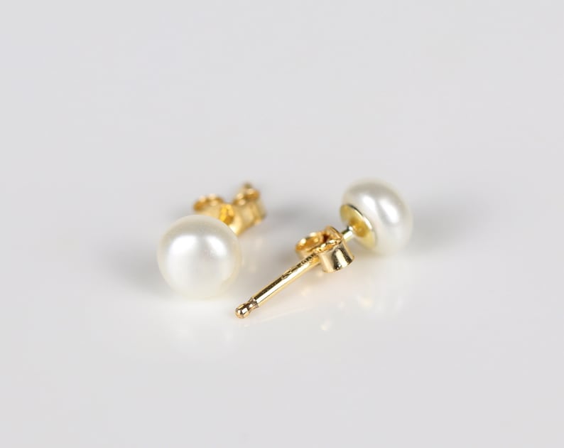 Boucles d'oreilles or, puces perles d'eau douce, perles véritables, boucles de mariée, puces minimalistes, puces 4-5mm, perles blanches image 1
