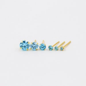 Blaue Ohrringe, Aquamarin-Chips, Gold-Chips, Silberohrringe, massives Silber, minimalistischer Schmuck, einfache Ohrringe, Ohrstecker