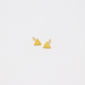 Boucles triangle, puces minimalistes, petites boucles, boucles d'oreilles or, argent massif, petites puces, bijou femme, boucles simples image 3