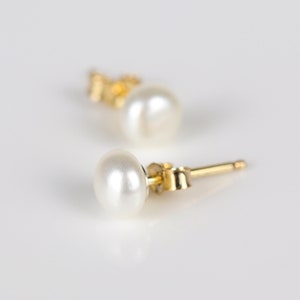 Orecchini d'oro, scaglie di perle d'acqua dolce, perle vere, orecchini da sposa, patatine minimaliste, patatine da 4-5 mm, perle bianche immagine 2