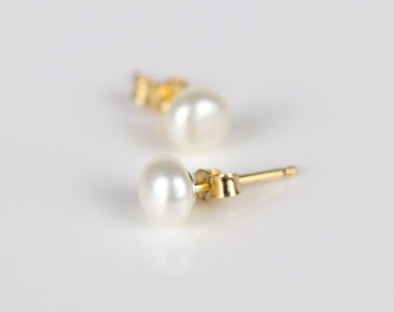 Orecchini d'oro, scaglie di perle d'acqua dolce, perle vere, orecchini da sposa, patatine minimaliste, patatine da 4-5 mm, perle bianche immagine 2