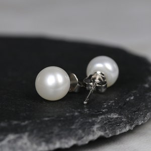 Boucles d'oreilles perle blanche, puces perle 4-5mm, boucles d'oreilles argent, petite puce perle, perle authentique, puces minimalistes image 2