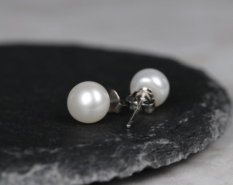 Boucles d'oreilles perle blanche, puces perle 4-5mm, boucles d'oreilles argent, petite puce perle, perle authentique, puces minimalistes image 2