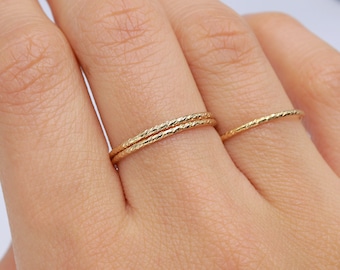 Anel pequeno cheio de ouro, anel de ouro trançado, anel de ouro 14k, anel torcido, anel boho, anel empilhável, anel minimalista, anel feminino