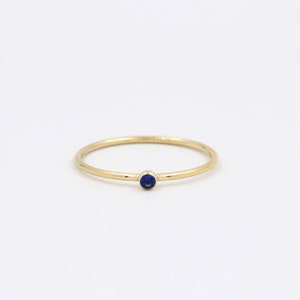 Saffierring, gouden ring, delicate ring, 14k goud gevuld, geboortesteen, kleine ring, minimalistische ring, damesring, eenvoudige ring afbeelding 1