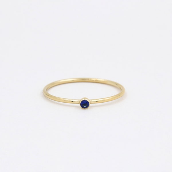 Saffierring, gouden ring, delicate ring, 14k goud gevuld, geboortesteen, kleine ring, minimalistische ring, damesring, eenvoudige ring
