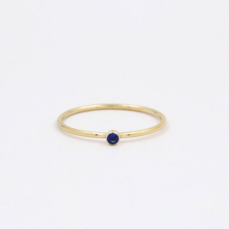 Saffierring, gouden ring, delicate ring, 14k goud gevuld, geboortesteen, kleine ring, minimalistische ring, damesring, eenvoudige ring afbeelding 1