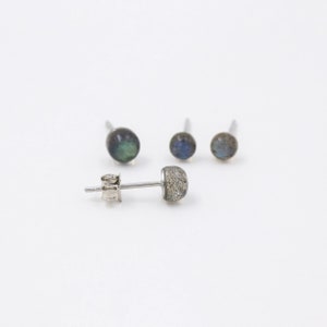 Puces labradorite, boucles d'oreilles argent, boucles minimalistes, petite puces, pierres naturelles, bijou labradorite, argent massif image 6