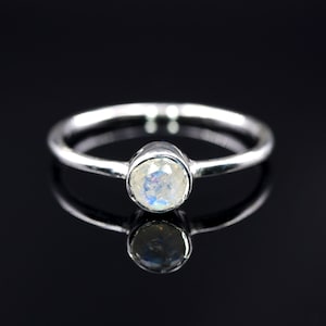 Natürlicher Mondsteinring, zarter Ring, Damenring, Silberring, Mondsteinschmuck, minimalistischer Ring, zarter Ring Bild 2