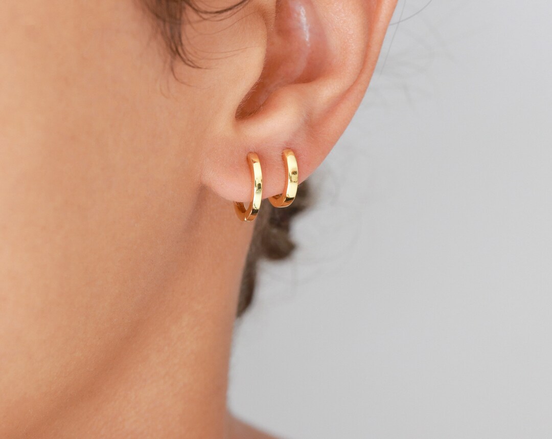 Créoles Huggie Dorées – Zircon Vert – Breloques – Boucles D'oreilles Femme