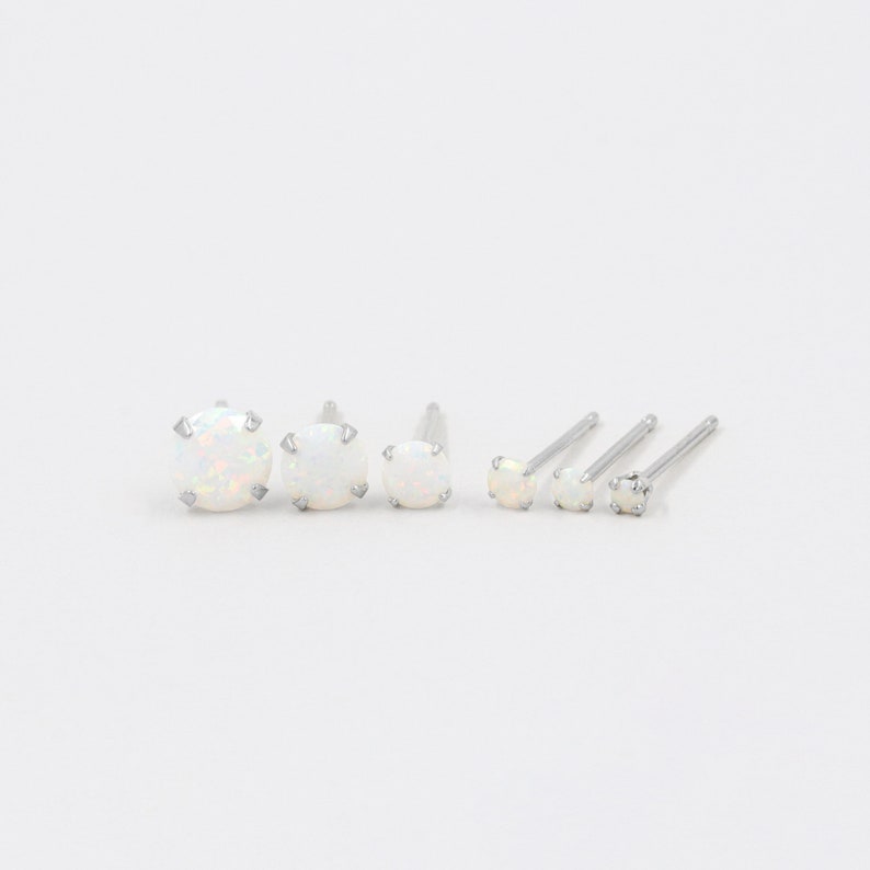 Petites puces opale, boucles d'oreilles 2mm, argent massif, bijou opale, puces minimalistes, boucles boho, micro puces, opale blanche image 3