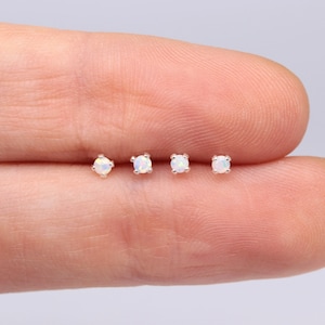 Kleine opaalchips, 2mm oorbellen, massief zilver, opaal sieraden, minimalistische chips, boho oorbellen, microchips, witte opaal