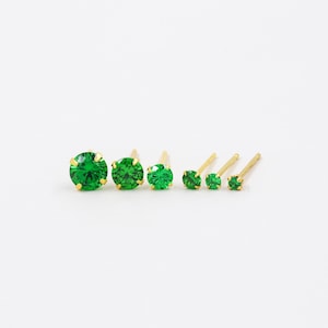 Boucles d'oreilles émeraude, puces délicates, boucles or, puces argent, argent massif, bijou minimaliste, boucles simples, clous oreilles