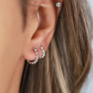 Pendientes de plata, pendientes de aro pequeños, pendientes huggie, pendientes minimalistas, pendientes de aro con cuentas, plata maciza, pendientes de mujer imagen 1