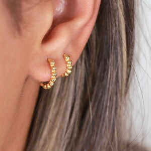 Boucles d'oreilles argent, petites créoles, boucles huggie, boucles minimalistes, créoles perlées, argent massif, boucles d'oreilles femmes image 4