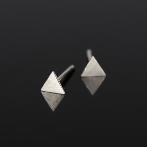 Boucles d'oreilles triangle, puces géométriques, puces minimalistes, argent massif, boucles simples, bijoux femmes, bijoux argent image 4