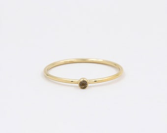 Anillo de cuarzo natural, baue de oro de 14k, cuarzo ahumado, anillo apilable, anillo minimalista, joyería de cuarzo, anillo de mujer, anillo de piedra, anillo pequeño