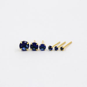 Orecchini in zaffiro, chip minimalisti, orecchini d'oro, gioielli in argento, argento massiccio, micro chip, orecchini semplici, orecchini a bottone