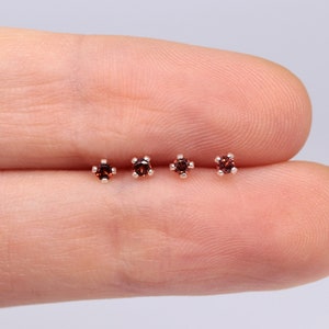 Orecchini in granato naturale, piccole pulci, argento massiccio, gioielli granati, fibbie in pietra, pietra di nascita, microchip, fibbie da 2 mm