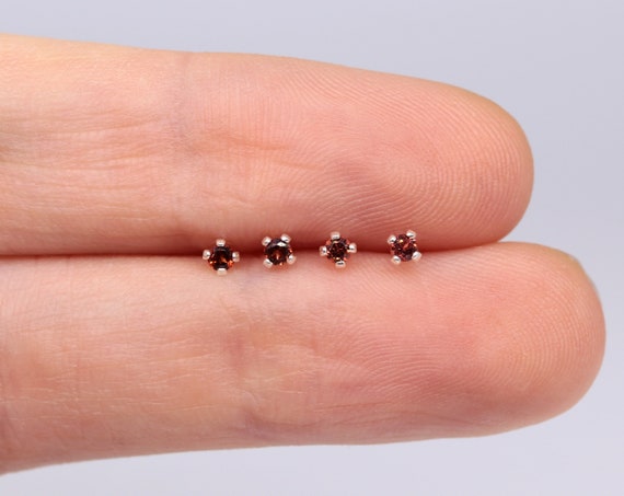Boucles d'oreilles grenat naturel, petites puces, argent massif, bijou grenat, boucles pierres, pierre de naissance, micro puce, boucles 2mm
