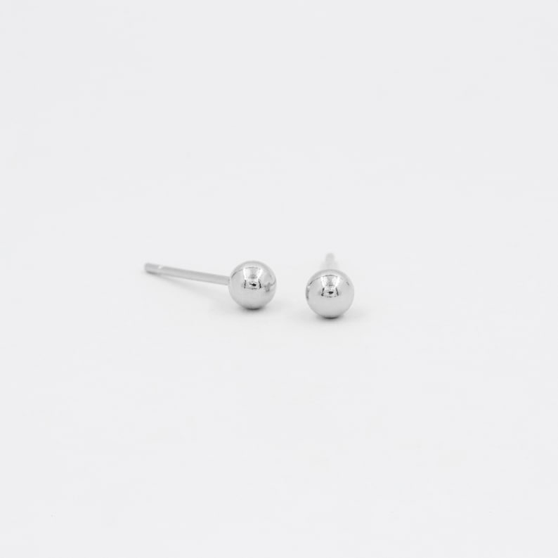 Petites puces d'oreilles, boucles plaquées or, boucles simples, boucles rondes, boucles minimalistes, boucles cartilage, clous d'oreilles image 5