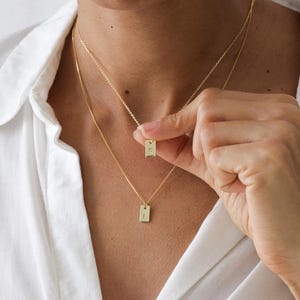 Collar inicial, collar grabado, collar minimalista, joyería de oro, collar personalizado, plata maciza, joyería de mujer, collar de plata, colgante