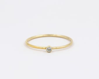 Anillo de labradorita, piedra natural, anillo de oro, anillo delicado, relleno de oro de 14k, anillo pequeño, piedra de nacimiento, joyería de labradorita, anillo de mujer