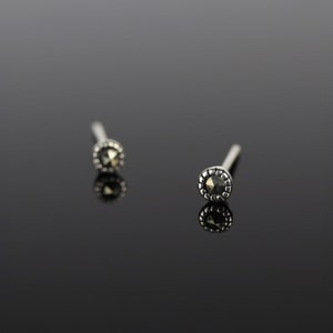 Chip di marcasite, chip minimalisti, orecchini in argento massiccio, gioielli marcasite, gioielli in argento, gioielli da donna, chip semplici, piccoli chip