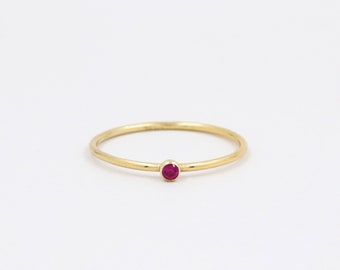 Anillo de rubí, anillo de oro, anillo delicado, oro de 14k lleno, piedra de nacimiento, anillo pequeño, anillo minimalista, anillo de mujer, anillo simple