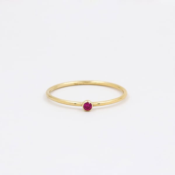 Bague rubis, bague or, bague délicate, or rempli 14k, pierre naissance, petite bague, bague minimaliste, bague femme, bague simple