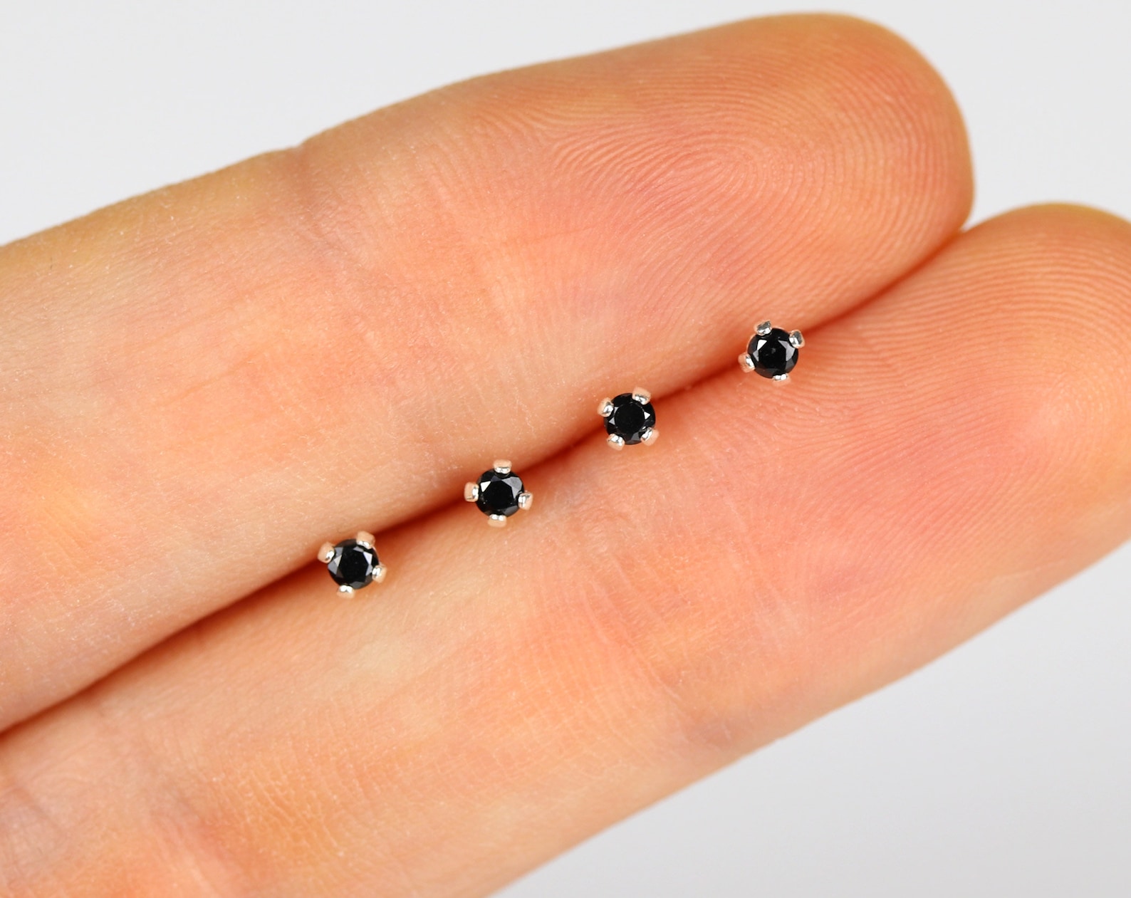 Puces d'oreilles 2mm - Argent Massif et Émeraude Synthétique