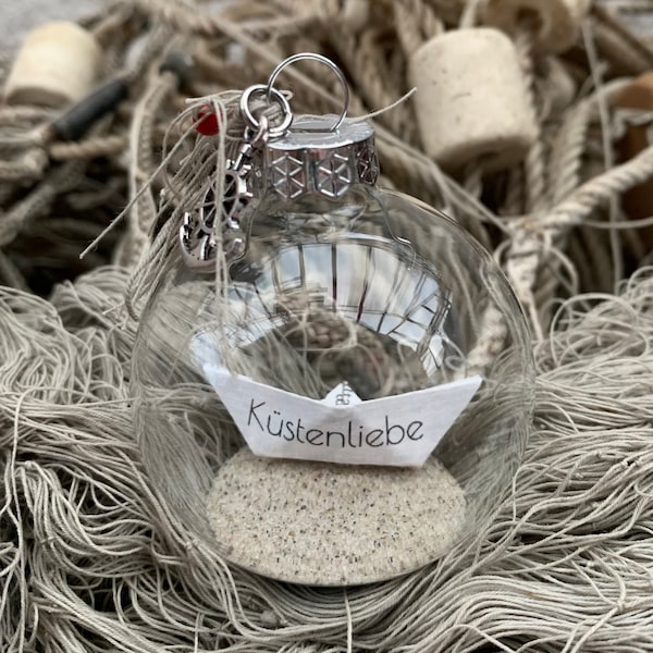 Meersandkugel „Küstenliebe“ 6 cm Glaskugel Fensterdekoration Dekoration Hygge Scandy Papierschiff Papierboot Maritimedeko Weihnachtskugel