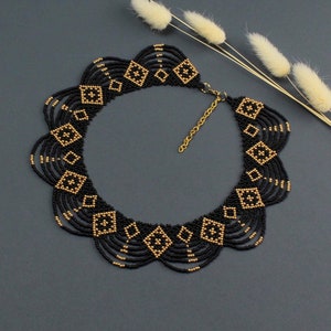 Collana con perline geometriche nere e oro: gioielli per l'anniversario