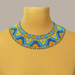 Blaue und gelbe Perlenkette, traditionelle ukrainische Halskette, zierliche ethnische Halskette, elegante perlengewebte Halskette, geometrische Halskette