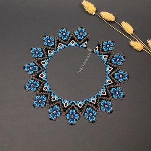 Halsband med blått blompärlor, traditionella ukrainska smycken