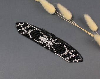 Pulsera de araña gótica hecha a mano: joyería de Halloween con cuentas blancas y negras