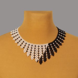 Collier tendance noir et blanc : perles de verre tchèques