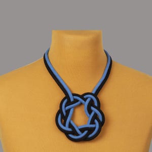編み込みコットンコードネックレス：ブラック＆ブルーの結び目のあるテキスタイルジュエリー