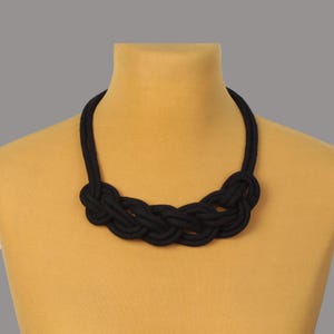 ブラックコットンロープのステートメントネックレス：結び目のあるボヘミアンテキスタイルジュエリー