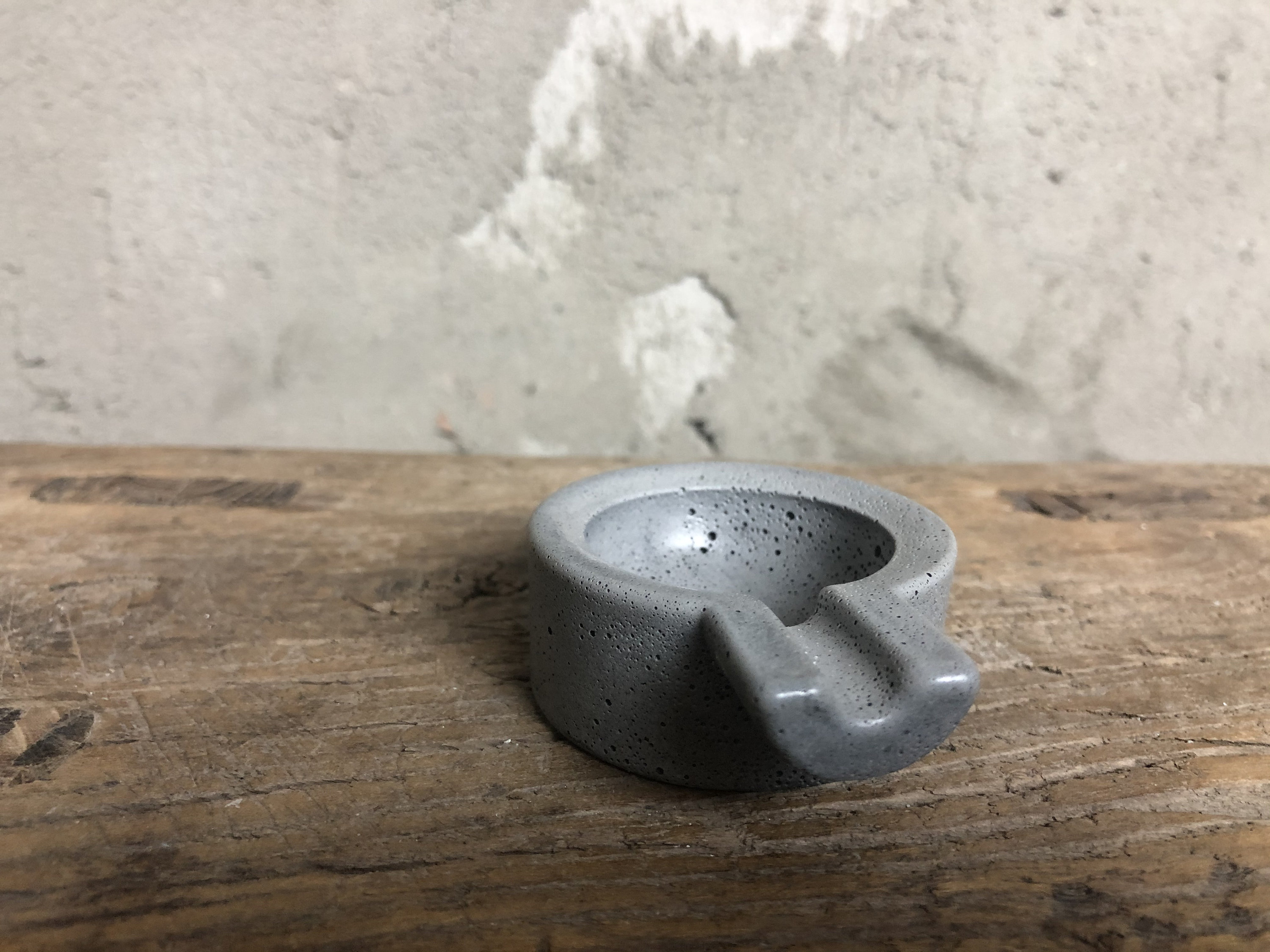 手作りコンクリート灰皿：スタイリッシュな喫煙者へのギフト - Etsy 日本